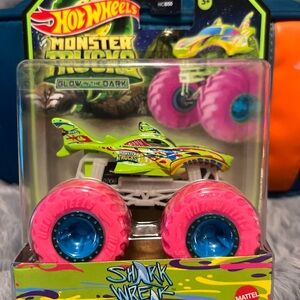 Hot Wheels Monster Trucks Shark Wreak - GLOW in the DARK